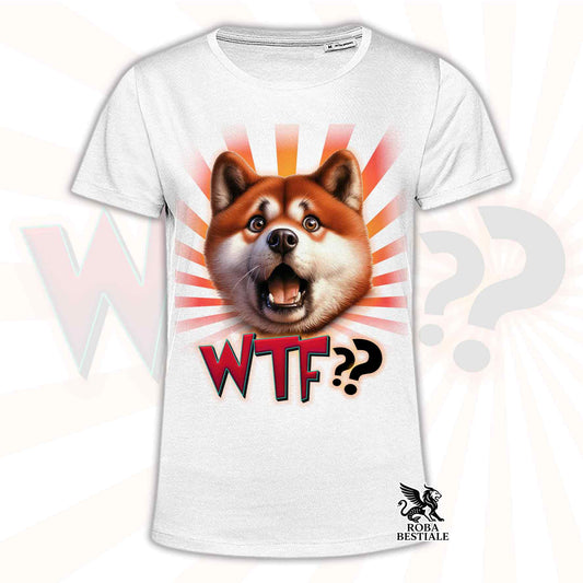 T-shirt bianca stampata con un Akita Inu con espressione sorpresa. Grafica originale Roba Bestiale, collezione WTF??