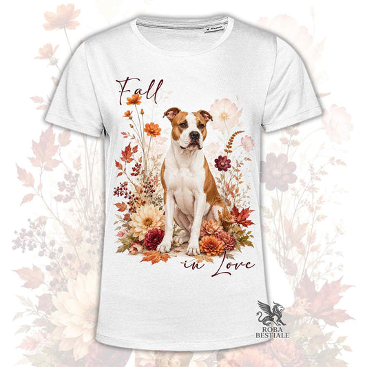 T-shirt bianca stampata con un American Staffordshire Terrier seduto in mezzo a fiori e foglie autunnali. Grafica originale Roba Bestiale, collezione Fall in Love