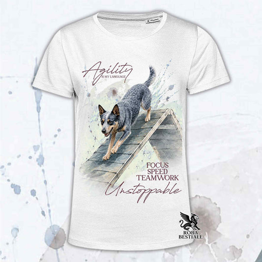 T-shirt bianca stampata con un Australian Cattle Dog che fa Agility. Grafica originale Roba Bestiale, collezione A-Frame