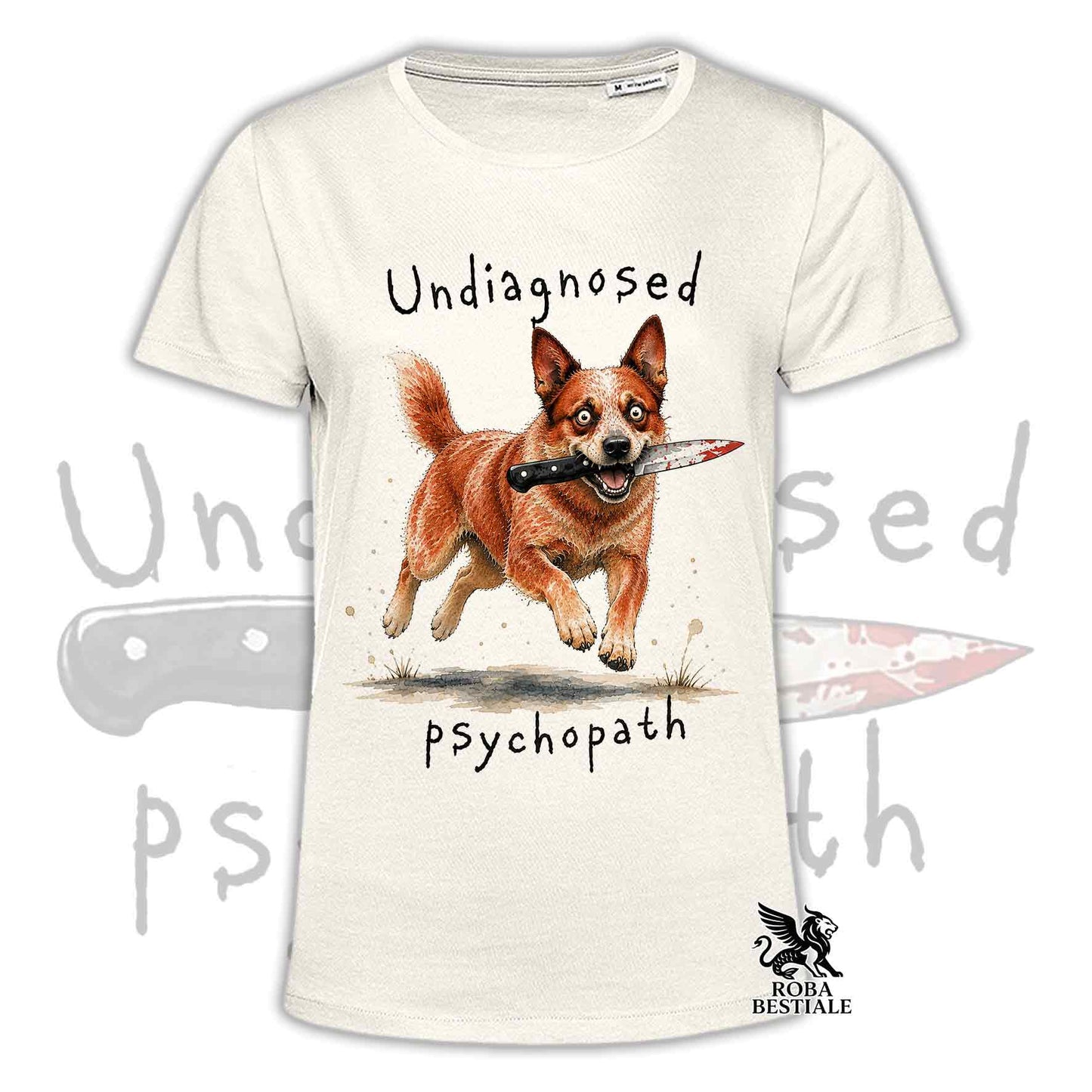 T-shirt beige stampata con un Australian Cattle Dog che tiene un coltello tra i denti. Grafica originale Roba Bestiale, collezione Psychopath