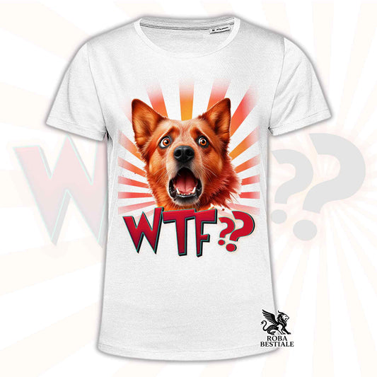 T-shirt bianca stampata con un Australian Cattle Dog con espressione sorpresa. Grafica originale Roba Bestiale, collezione WTF??