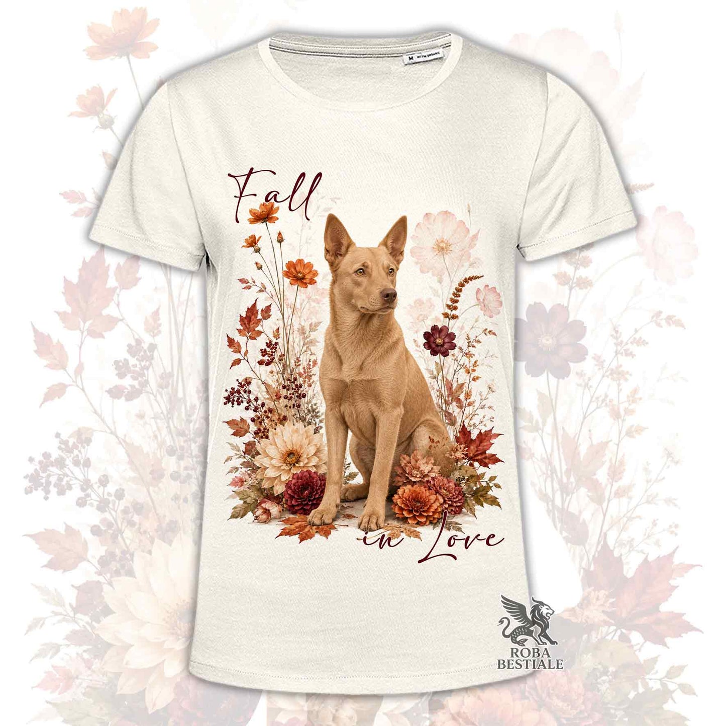 T-shirt beige stampata con un Australian Kelpie seduto in mezzo a fiori e foglie autunnali. Grafica originale Roba Bestiale, collezione Fall