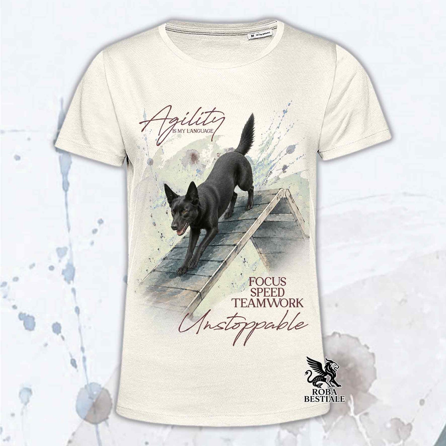 T-shirt bianca stampata con un Australian Kelpie che fa Agility. Grafica originale Roba Bestiale, collezione A-Frame