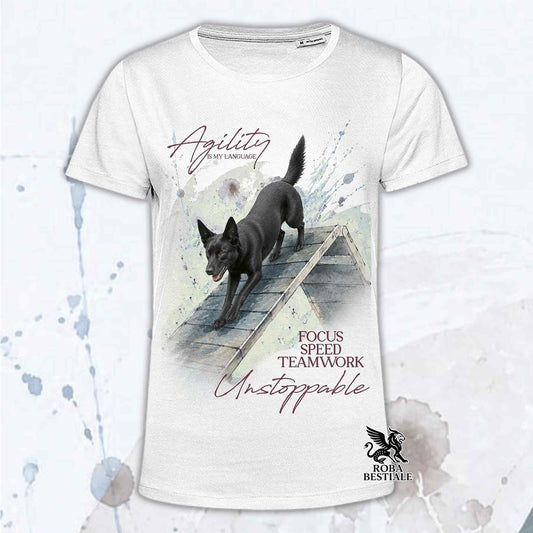 T-shirt bianca stampata con un Australian Kelpie che fa Agility. Grafica originale Roba Bestiale, collezione A-Frame