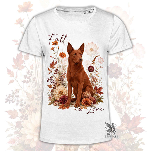 T-shirt bianca stampata con un Australian Kelpie seduto in mezzo a fiori e foglie autunnali. Grafica originale Roba Bestiale, collezione Fall