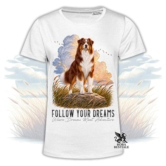 T-shirt bianca stampata con un Australian Shepherd. Grafica originale Roba Bestiale, collezione Dream