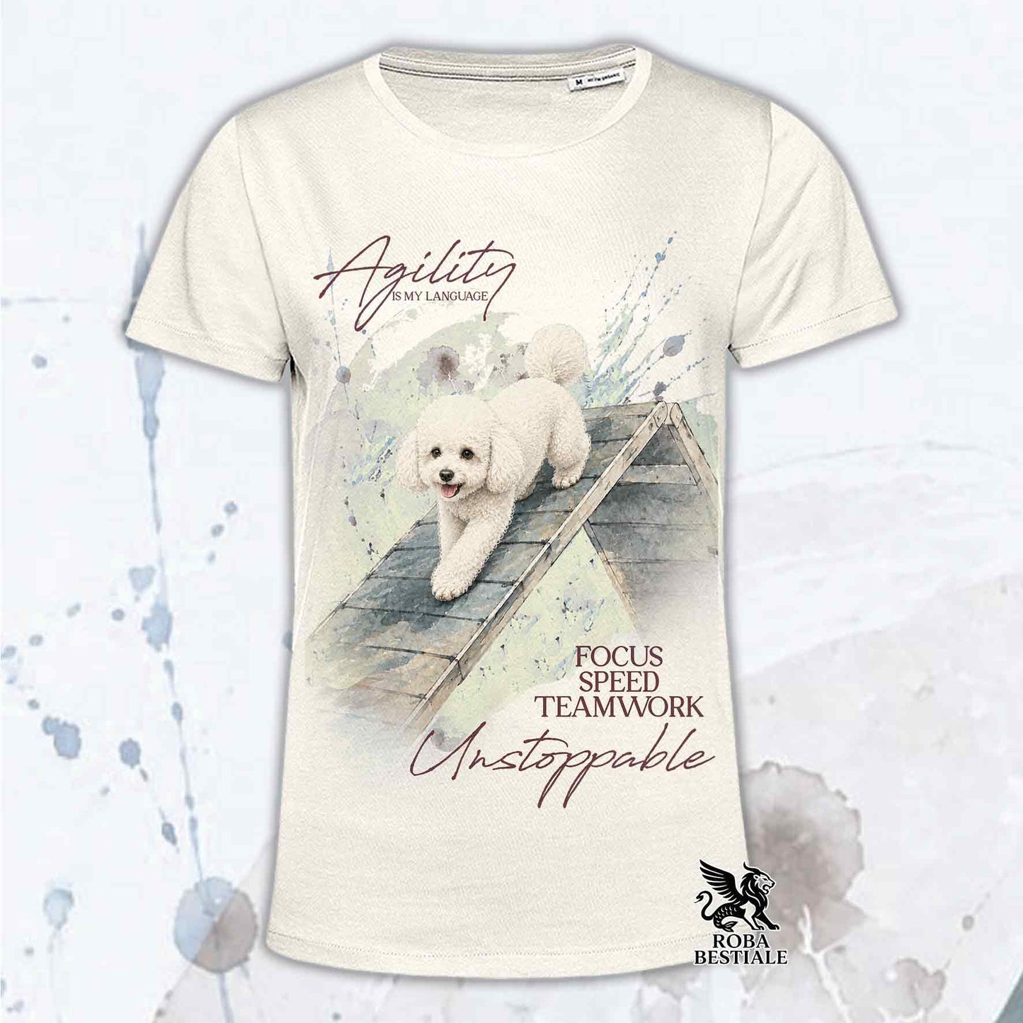 T-shirt beige stampata con un Barbone Nano che fa Agility. Grafica originale Roba Bestiale, collezione A-Frame
