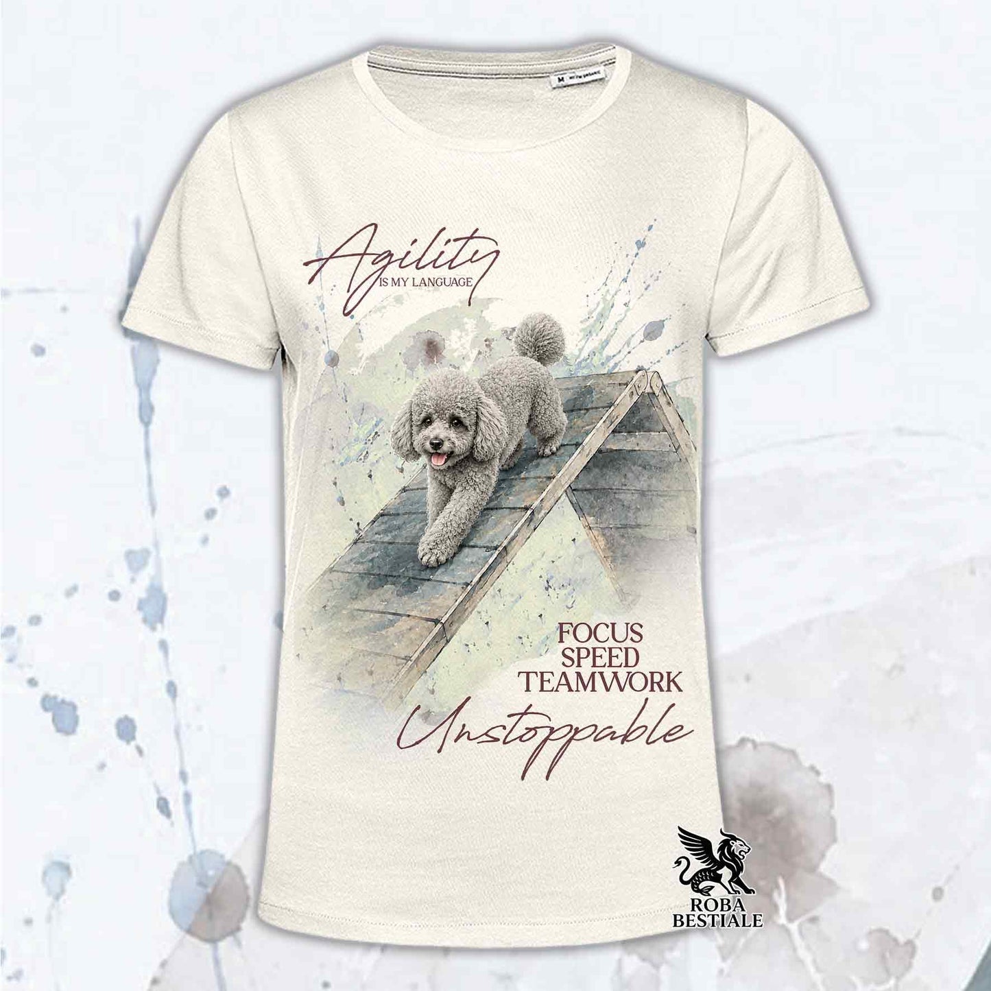 T-shirt beige stampata con un Barbone Nano che fa Agility. Grafica originale Roba Bestiale, collezione A-Frame