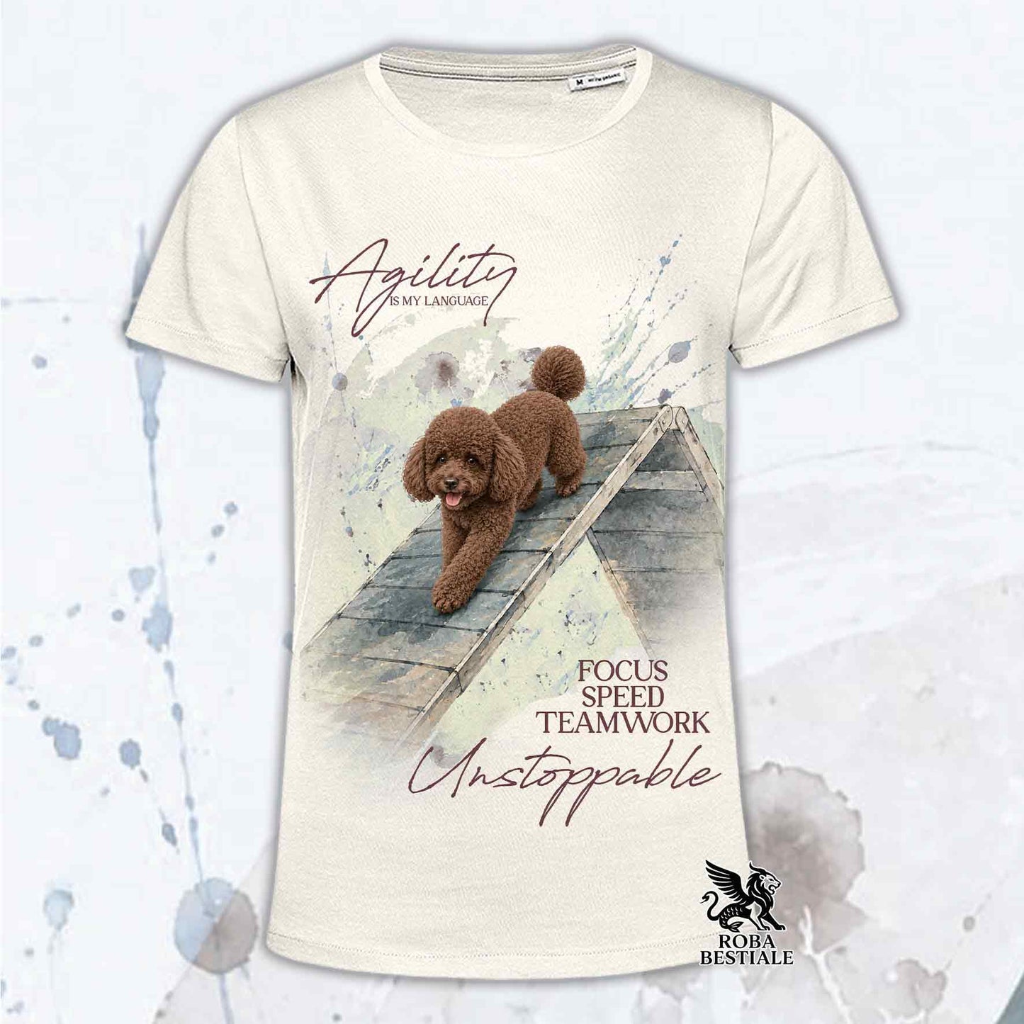 T-shirt beige stampata con un Barbone Nano che fa Agility. Grafica originale Roba Bestiale, collezione A-Frame