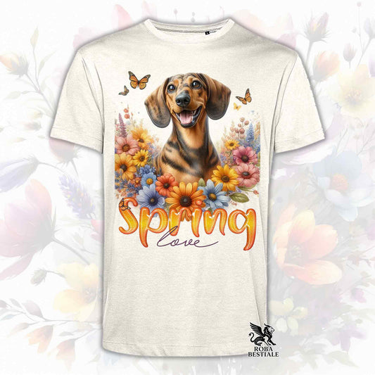 Una t-shirt beige stampata con un Bassotto a pelo corto immerso nei fiori colorati. Collezione Spring Love di Roba Bestiale