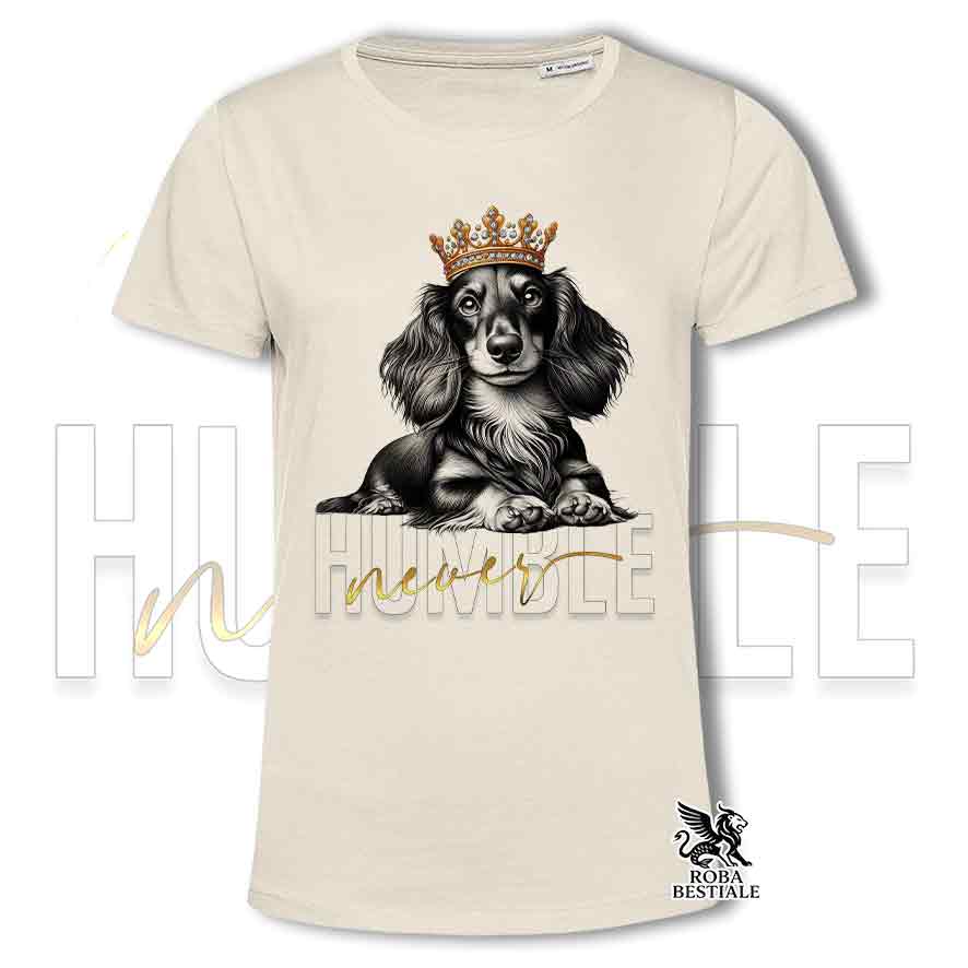 T-shirt stampata con un Bassotto Tedesco a pelo lungo, colore beige con grafica Never Humble