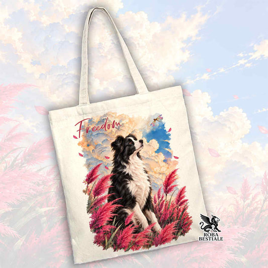 Borsa tote bianca con stampa Border Collie e scritta Freedom, logo sul lato.