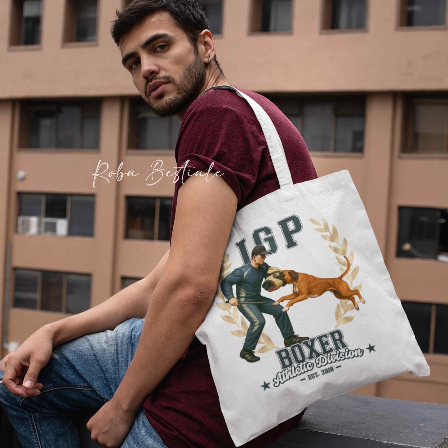 Borsa shopper stampata con un Boxer fulvo che fa IGP. Grafica originale Roba Bestiale