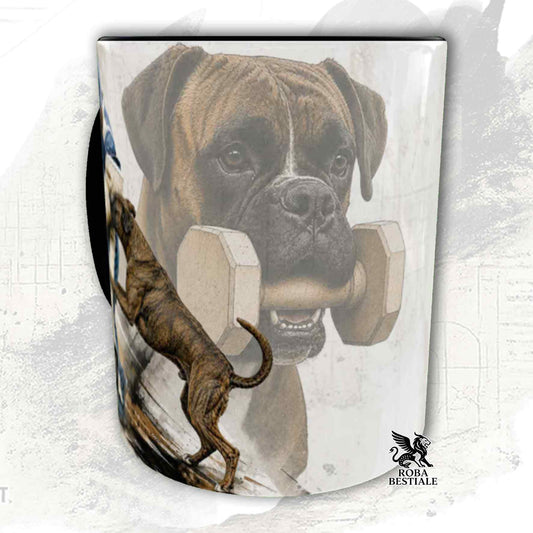 Tazza bianca con dettagli neri stampata una grafica originale di Roba Bestiale con un Boxer che fa IGP