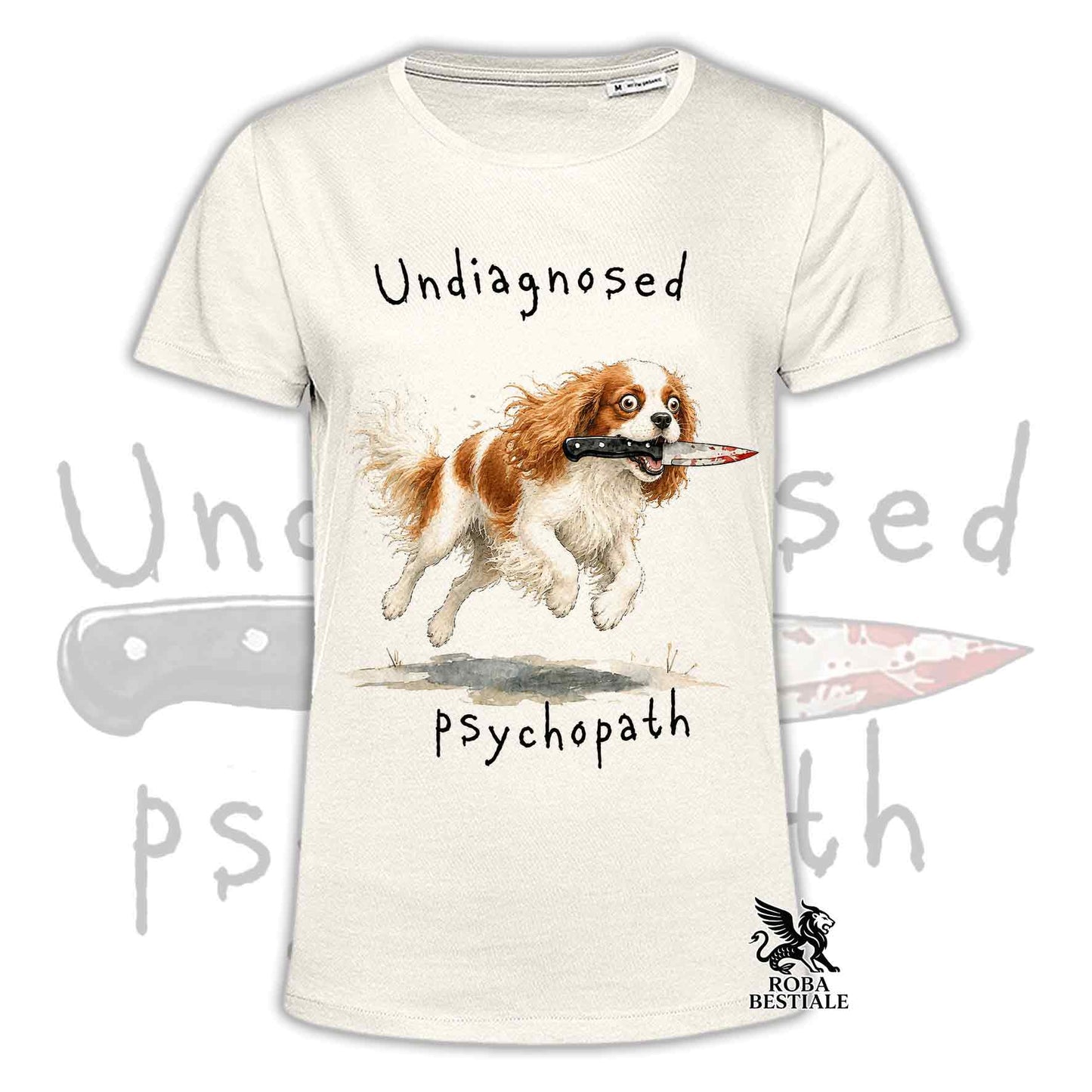 T-shirt beige stampata con un Cavalier King Charles Spaniel che tiene un coltello tra i denti. Grafica originale Roba Bestiale, collezione Psychopath