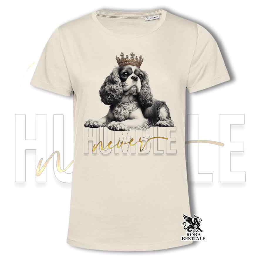 T-shirt stampata con un Cavalier King Charles Spaniel, colore beige con grafica Never Humble