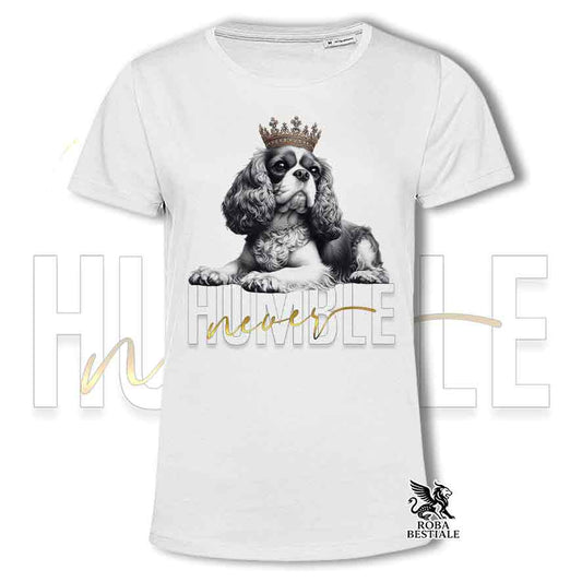 T-shirt stampata con un Cavalier King Charles Spaniel, colore bianco con grafica Never Humble