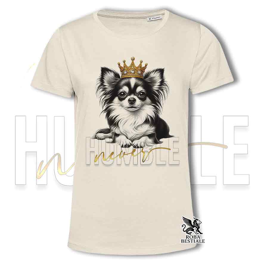 T-shirt stampata con un Chihuahua a pelo lungo, colore beige con grafica Never Humble