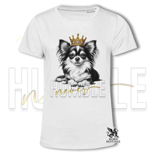 T-shirt stampata con un Chihuahua a pelo lungo, colore bianco con grafica Never Humble