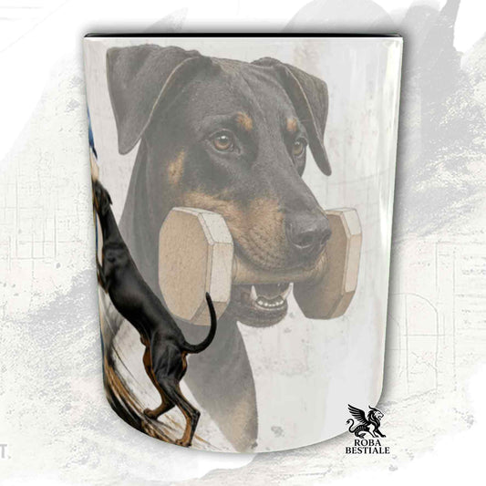 Tazza bianca con dettagli neri stampata una grafica originale di Roba Bestiale con un Dobermann che fa IGP