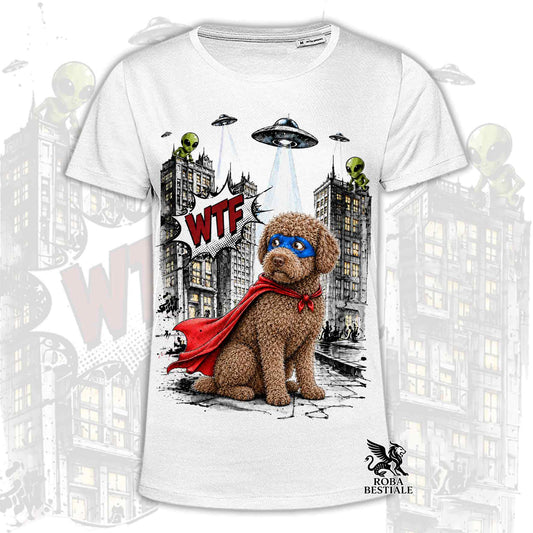T-shirt bianca stampata con un Lagotto Romagnolo con espressione sorpresa, vestito da Super Eroe. Grafica originale Roba Bestiale, collezione Hero