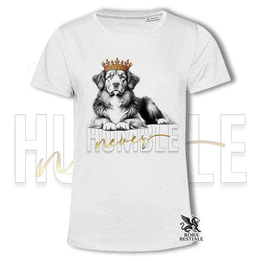 T-shirt stampata con un Nova Scotia Duck Tolling Retriever, colore bianco con grafica Never Humble