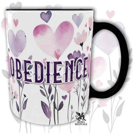 Tazza con dettagli nera stampata con una grafica dedicata all'Obedience, collezione Candy