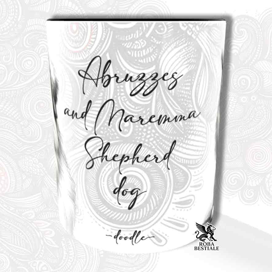 Tazza bianca con dettagli neri, stampata con un Pastore Abruzzese Maremmano, grafica Doodle