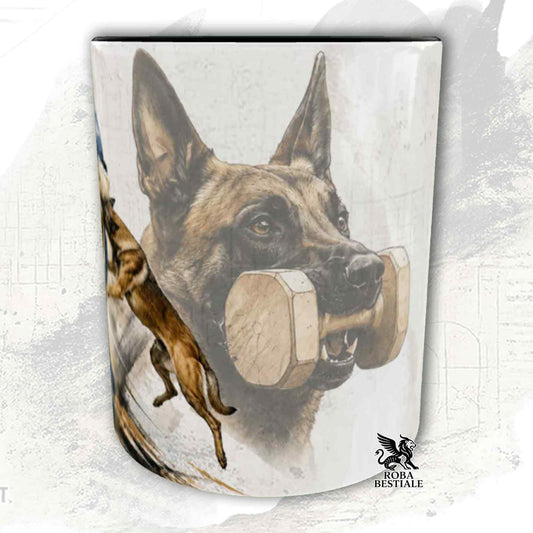 Tazza bianca con dettagli neri stampata una grafica originale di Roba Bestiale con un Pastore Belga Malinois che fa IGP