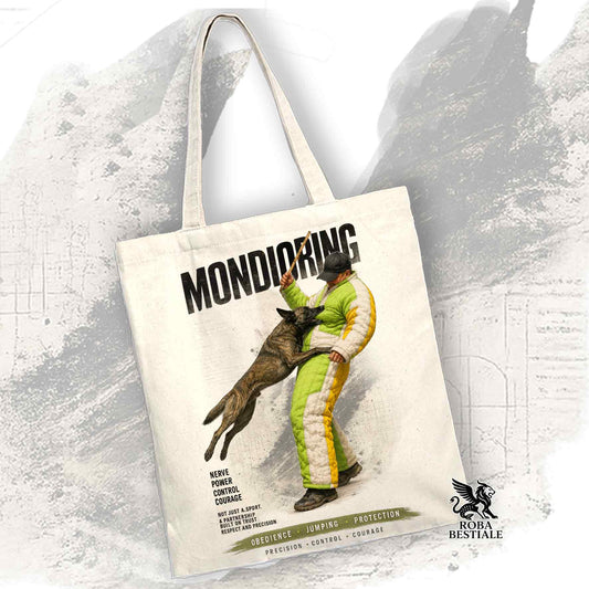 Borsa Tote beige con stampata una grafica originale di Roba Bestiale con un Pastore Olandese a pelo corto che fa Mondioring