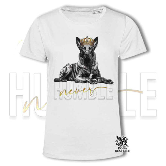 T-shirt stampata con un Pastore Olandes a pelo corto, colore bianco con grafica Never Humble
