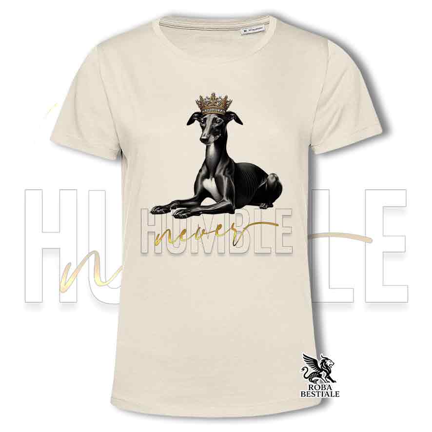 T-shirt stampata con un Piccolo Levriero Italiano nero, colore beige con grafica Never Humble