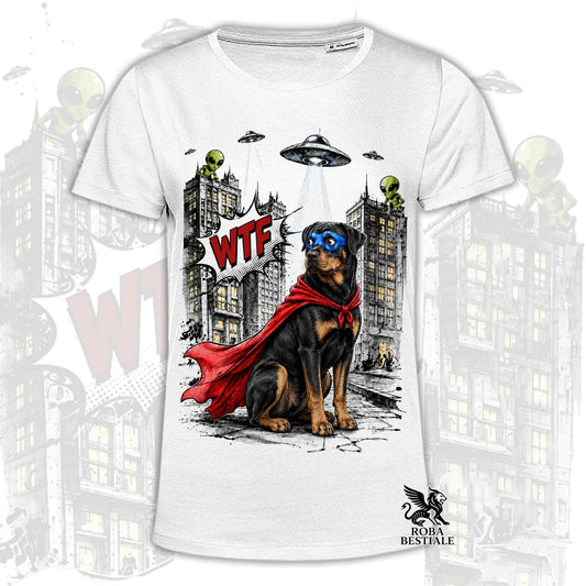 T-shirt bianca stampata con un Rottweiler con espressione sorpresa, vestito da Super Eroe. Grafica originale Roba Bestiale, collezione Hero