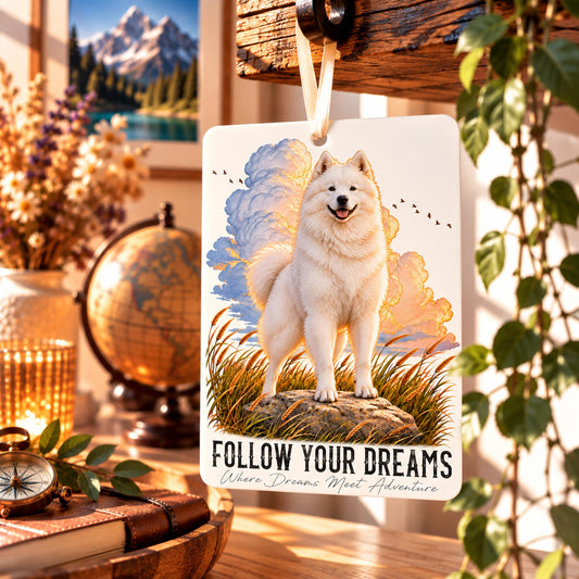 Profumatore per ambienti appeso con tag cartoncino: cane bianco su nuvole e scritta “Follow your dreams”
