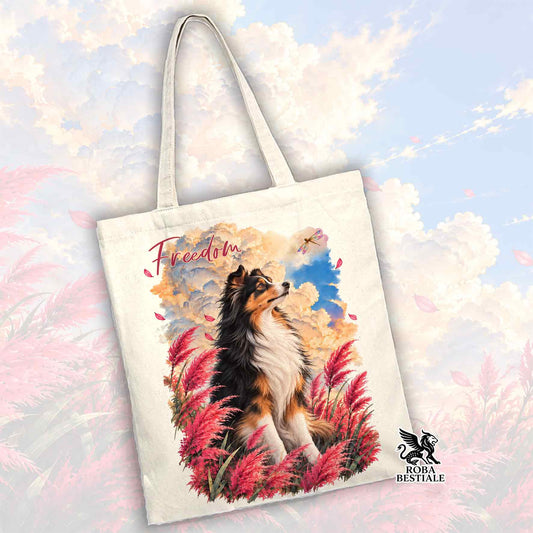 Borsa tote bianca con stampa artistica di cane e piume rosse, scritta Freedom.