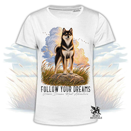 Maglietta beige con stampa Shiba Inu e scritta “FOLLOW YOUR DREAMS” sul petto