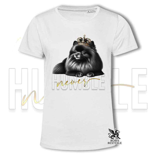T-shirt bianca stampata con uno Spitz Tedesco Pomerania, grafica Never Humble