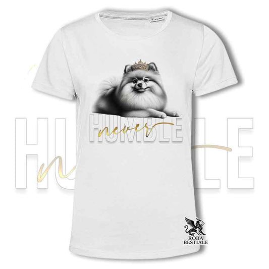 T-shirt bianca stampata con uno Spitz Tedesco Pomerania, grafica Never Humble