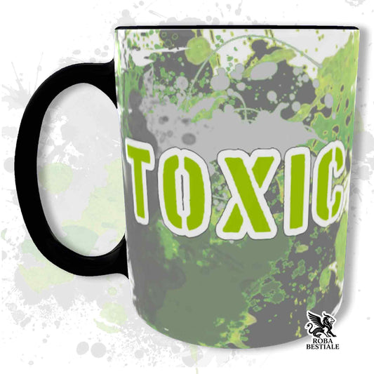 Tazza con scritta TOXIC verde e sfondo macchie su grigio