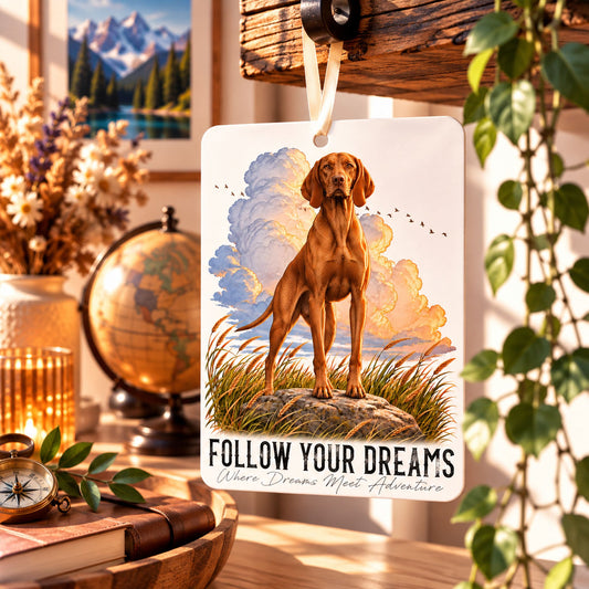Profumatore a cartoncino appeso con cane Vizsla e scritta “FOLLOW YOUR DREAMS”