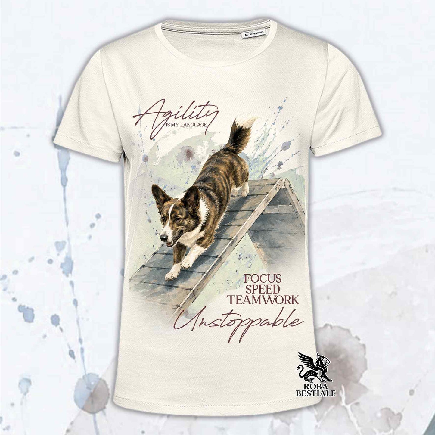 T-shirt beige stampata con un Welsh Corgi Cardigan che fa Agility. Grafica originale Roba Bestiale, collezione A-Frame