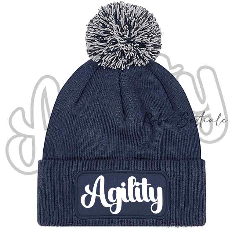 Cappellino invernale blu navy con pon pon e scritta Agility bianca su toppa