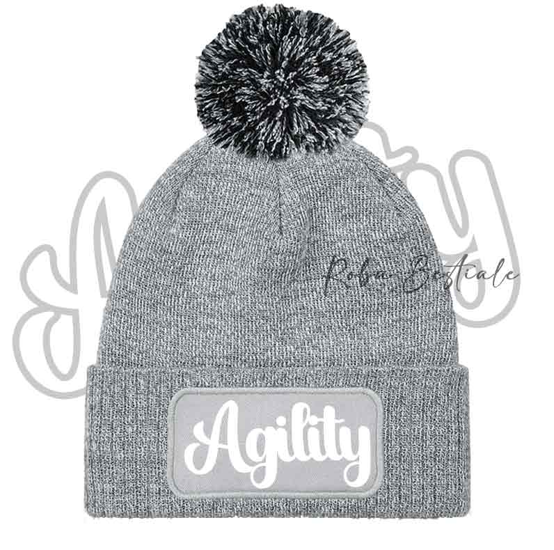 Cappellino invernale grigio chiaro con pon pon e scritta Agility bianca su toppa