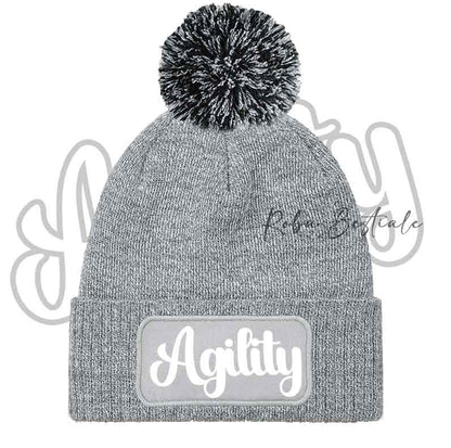 Cappellino invernale grigio chiaro con pon pon e scritta Agility bianca su toppa