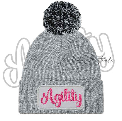 Cappellino invernale grigio chiaro con pon pon e scritta Agility rosa glitter