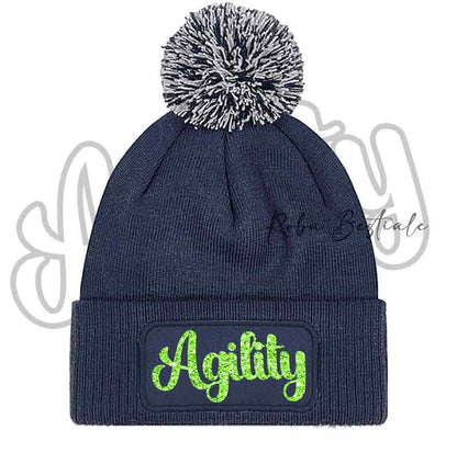 Cappellino invernale blu navy con pon pon e scritta Agility verde lime glitter