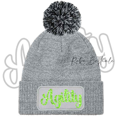 Cappellino invernale grigio chiaro con pon pon e scritta Agility verde lime glitter
