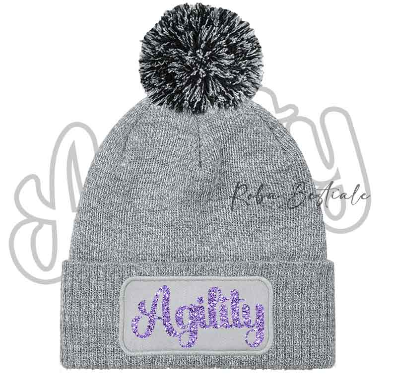 Cappellino invernale grigio con pon pon nero e scritta Agility viola