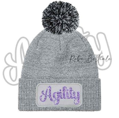 Cappellino invernale grigio con pon pon nero e scritta Agility viola