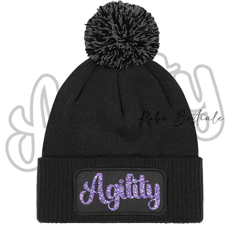 Cappellino invernale nero con pon pon nero e scritta Agility viola